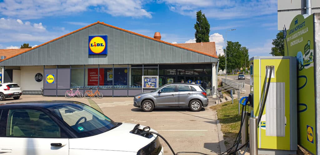 Auto am laden vor einem Lidl