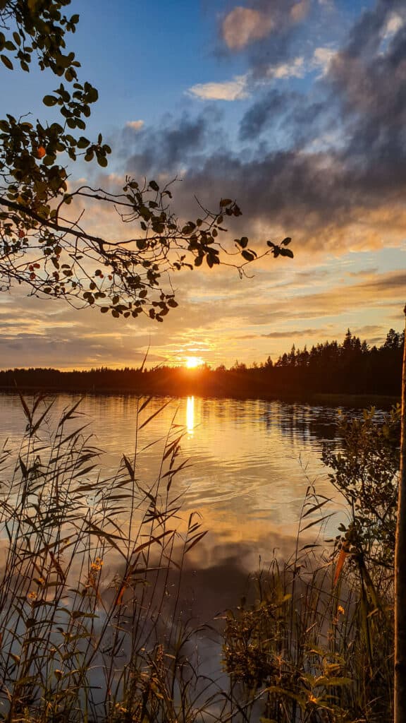 Ein wunderschöner Sonnenuntergang in Finnland